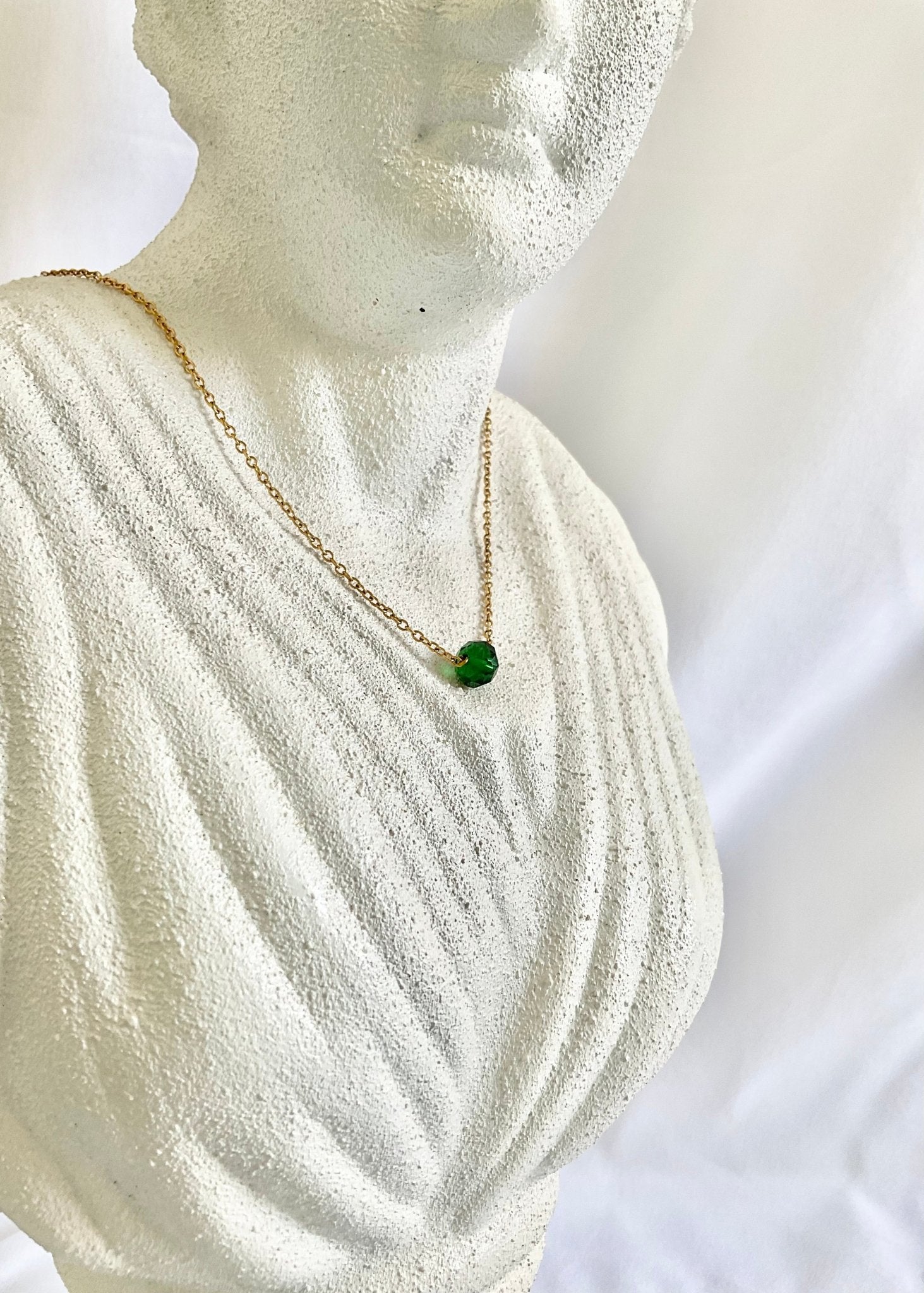alt="Collier Esmeralda avec perle d’eau douce naturelle porté par une femme