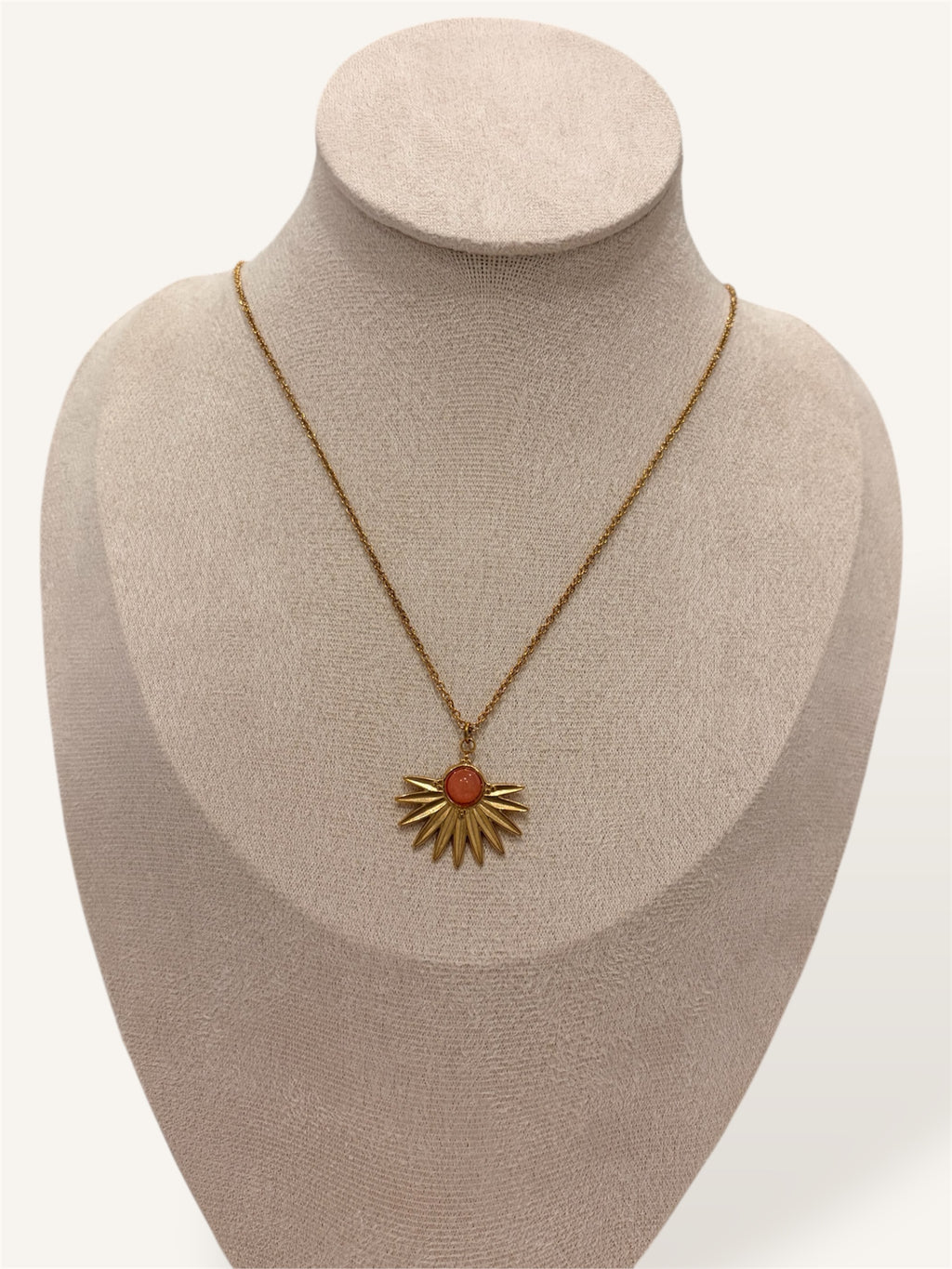Chaîne fine avec pendentif marguerite corail