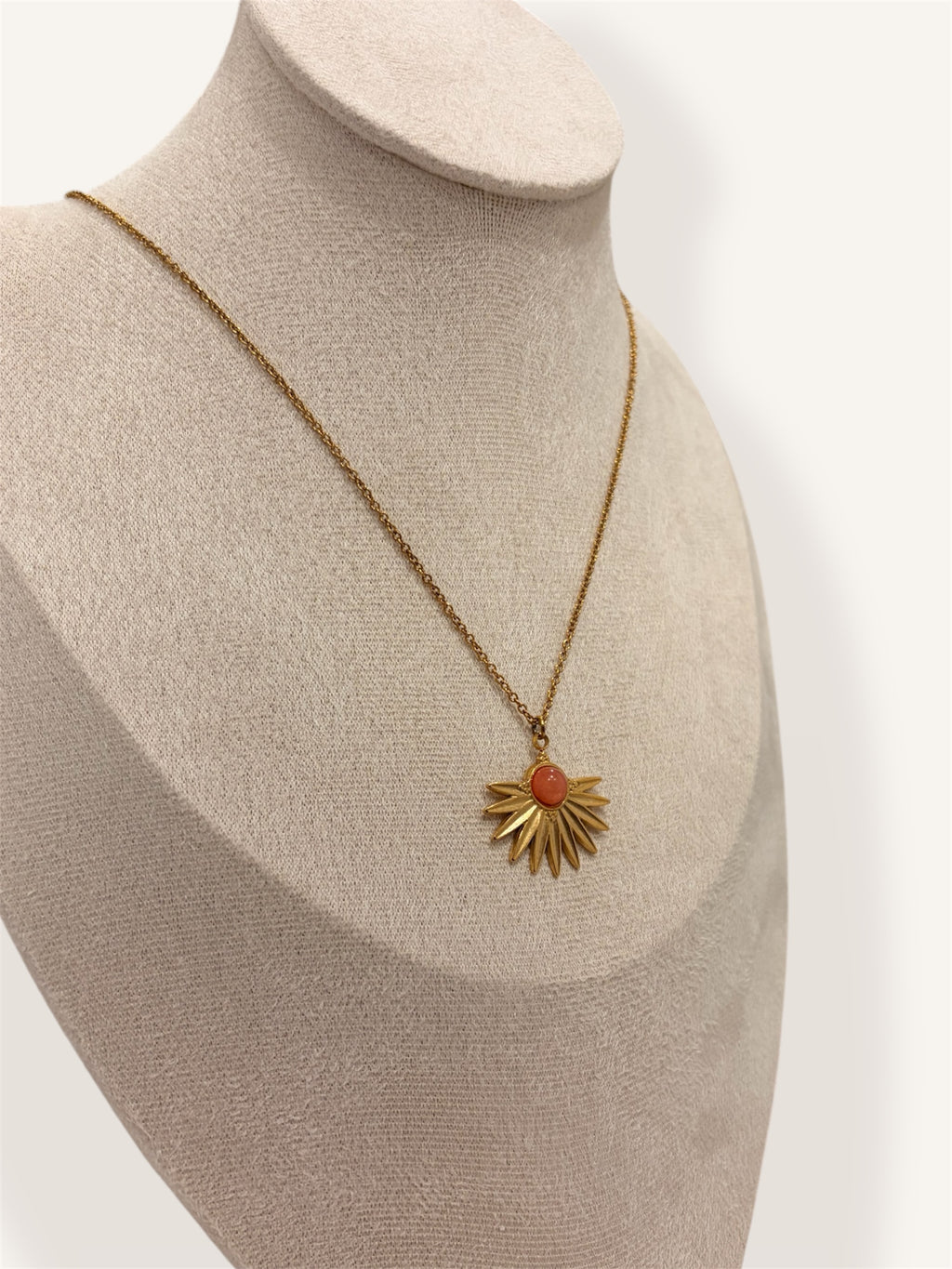 Chaîne fine avec pendentif marguerite corail