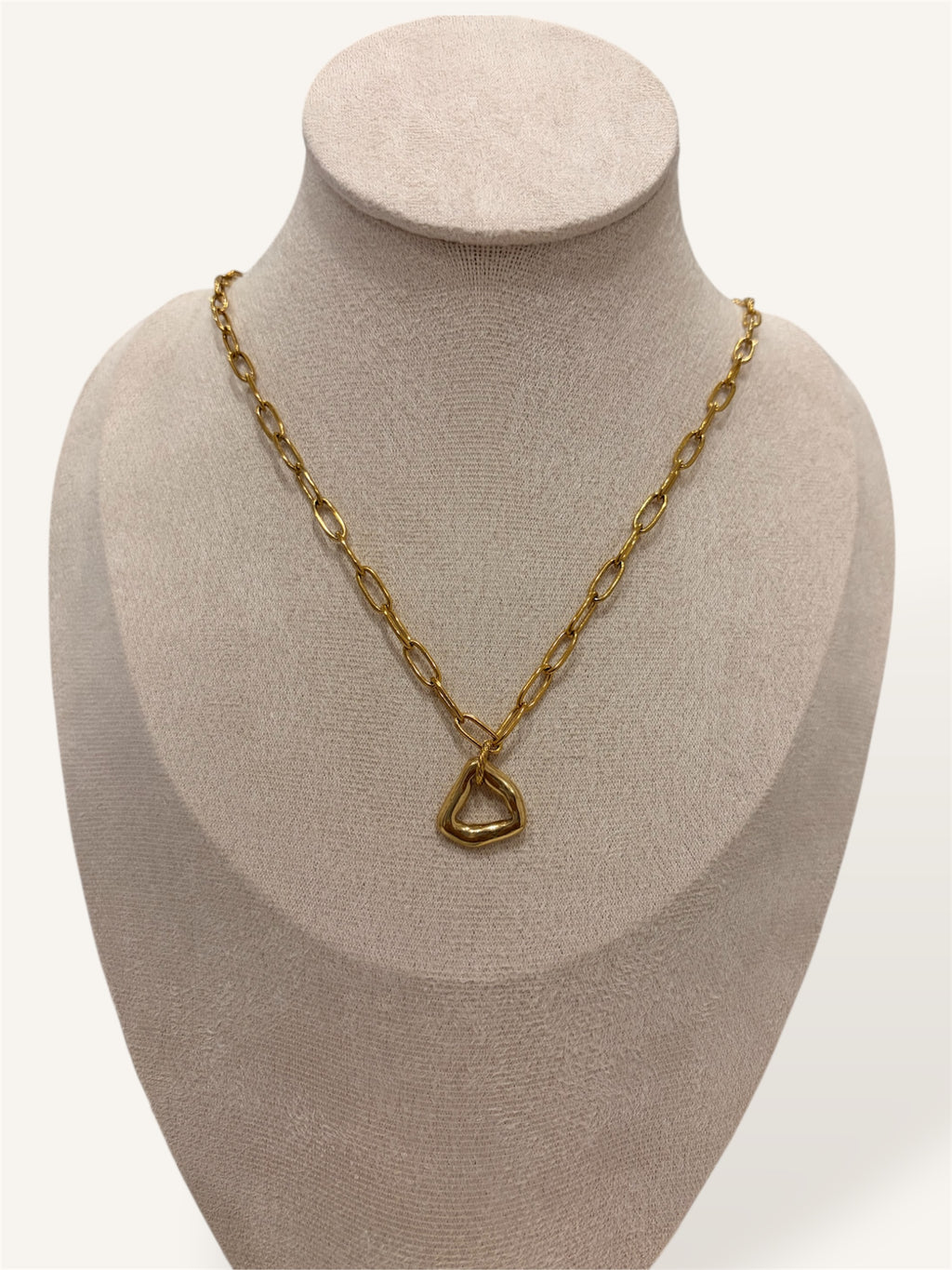 Chaîne maille allongée avec pendentif triangle irrégulier