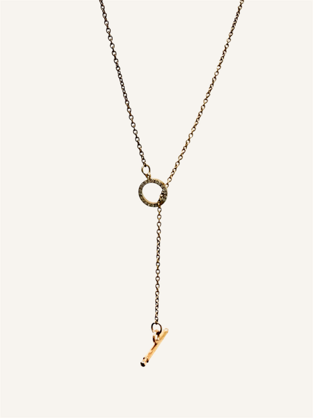Collier en Y avec anneau pavé et barre dorée