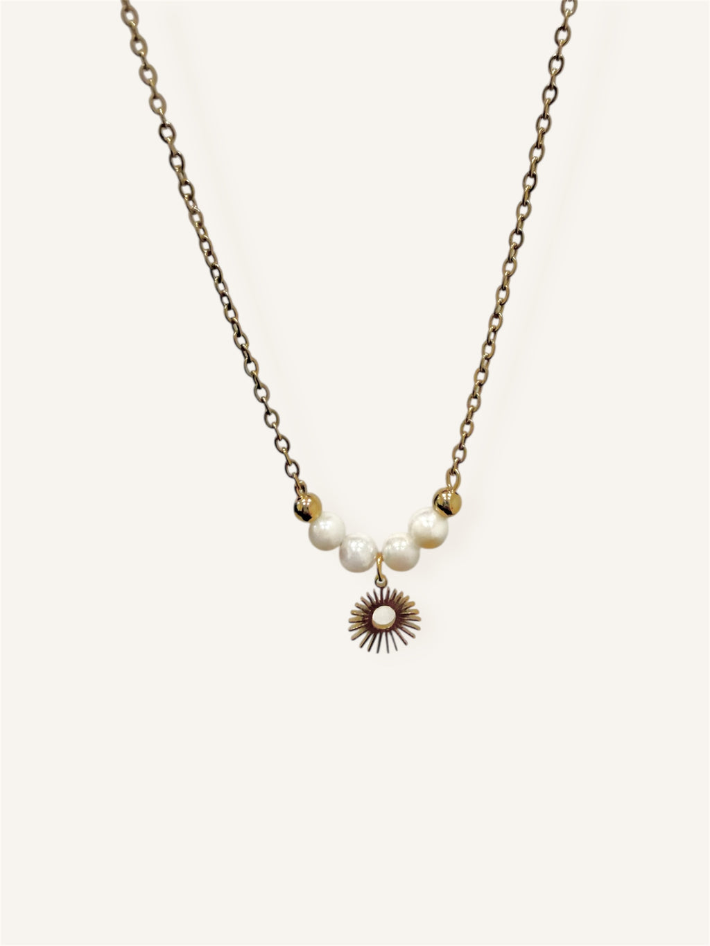 Collier fin avec perles blanches et pendentif soleil