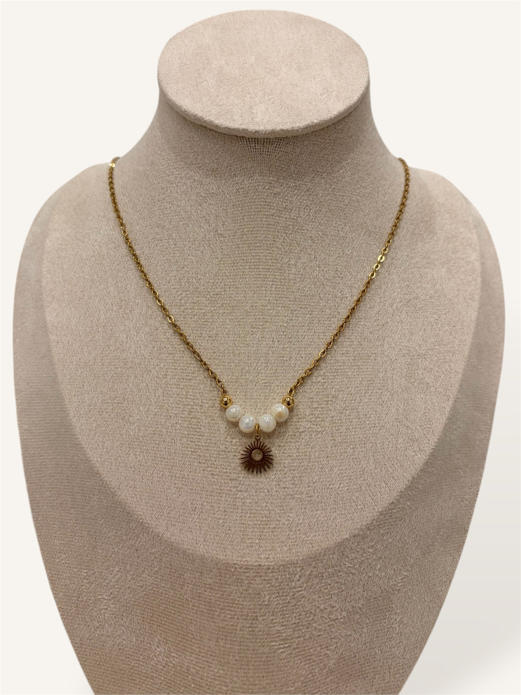 Collier fin avec perles blanches et pendentif soleil