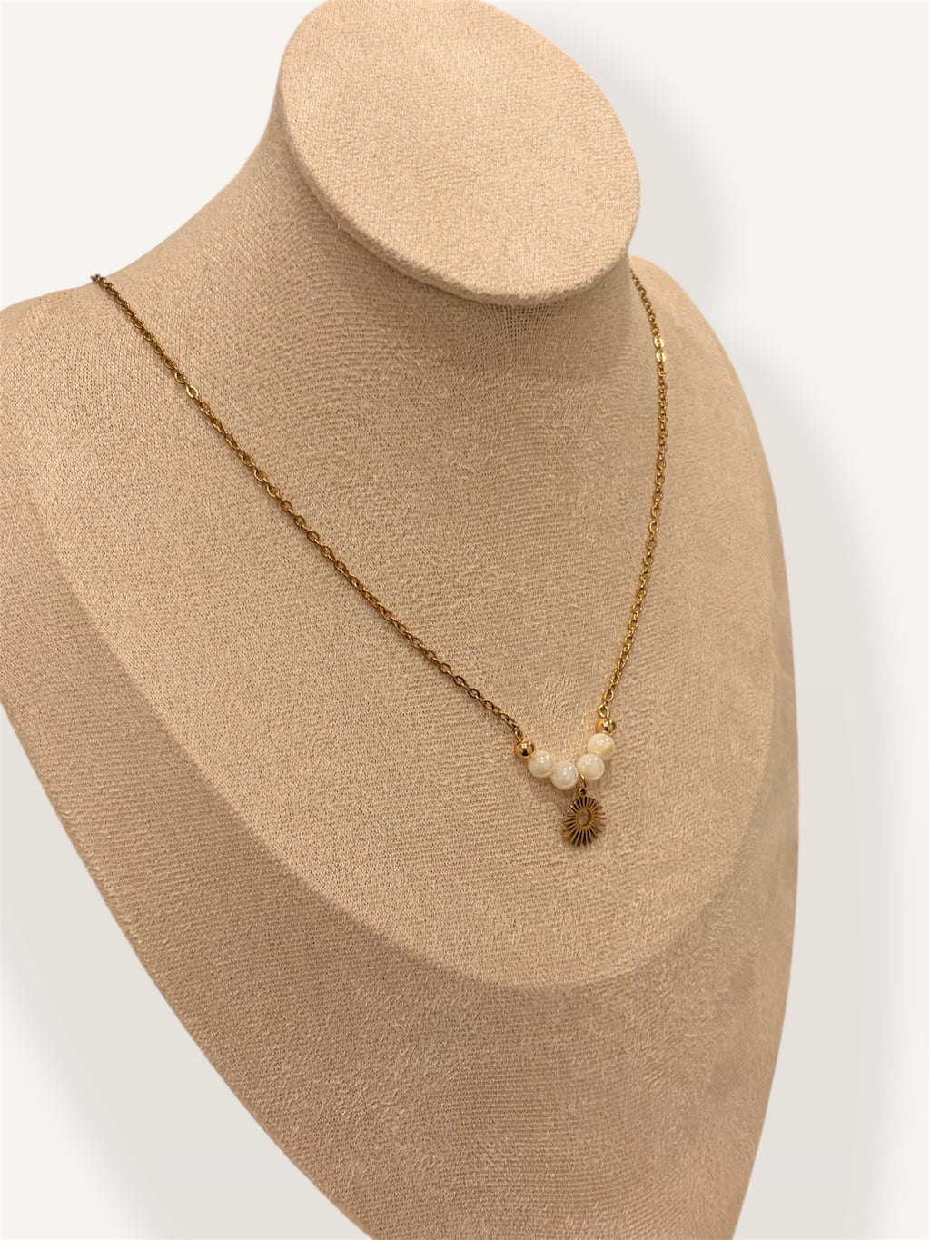 Collier fin avec perles blanches et pendentif soleil