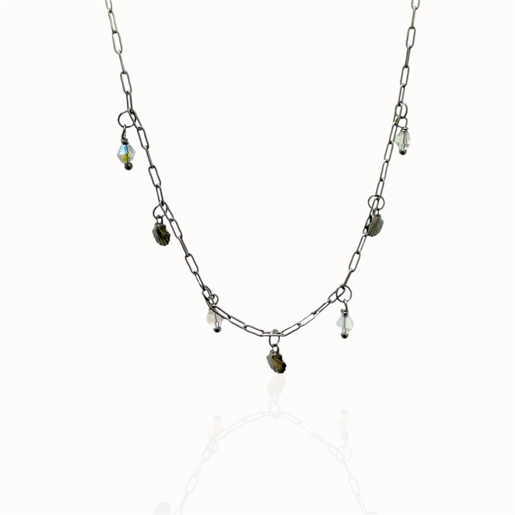 Collier petites breloques et cristaux argenté