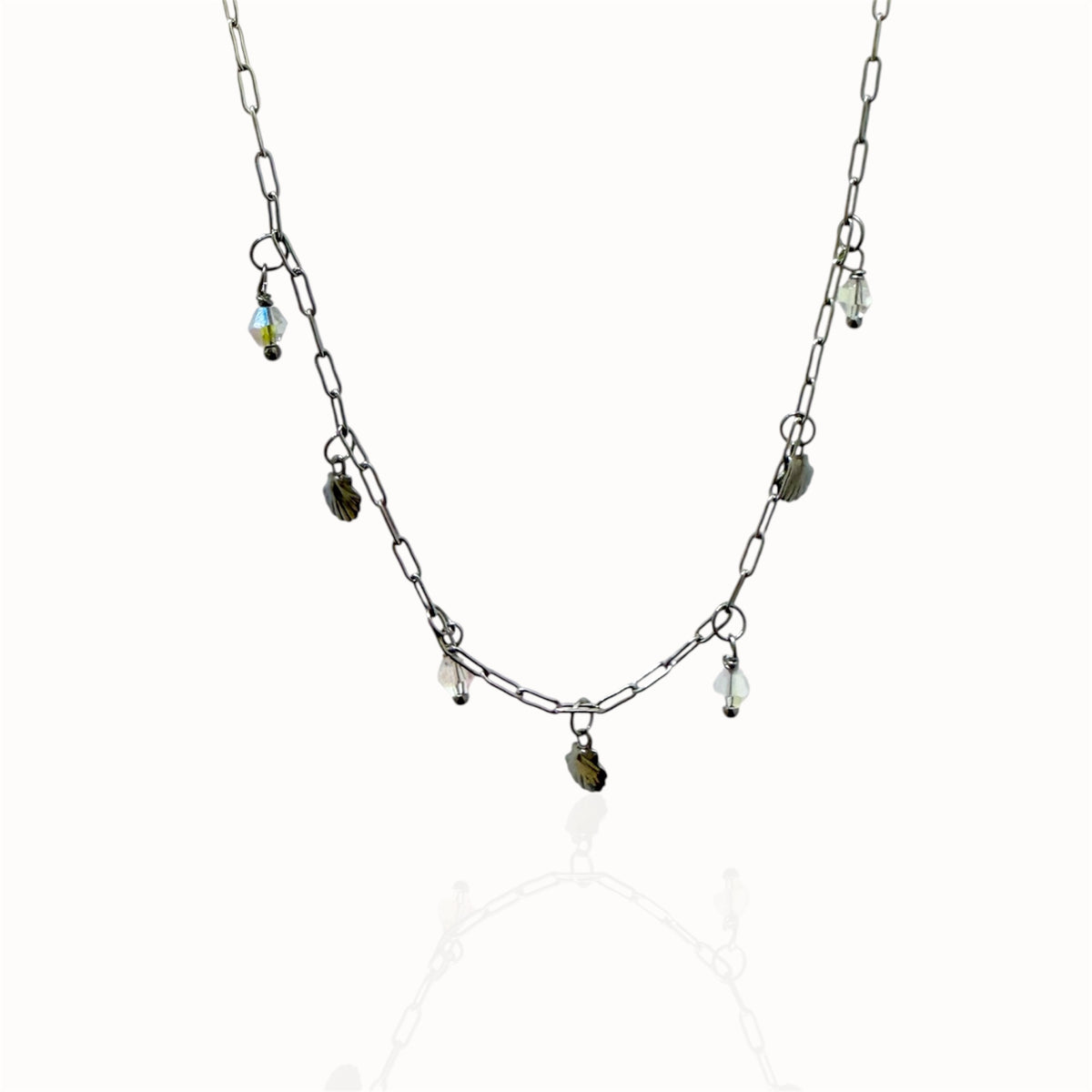 Collier petites breloques et cristaux argenté