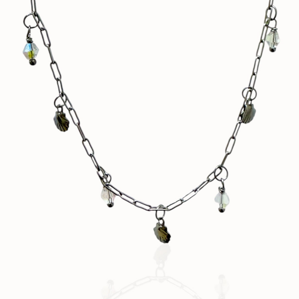 Collier petites breloques et cristaux argenté
