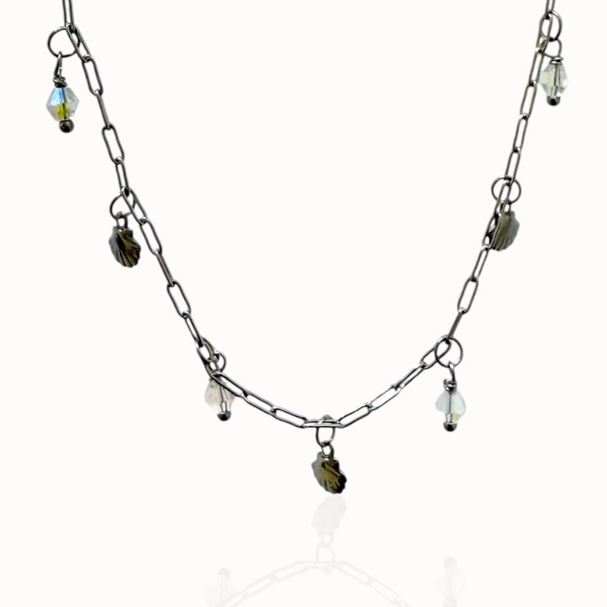 Collier petites breloques et cristaux argenté