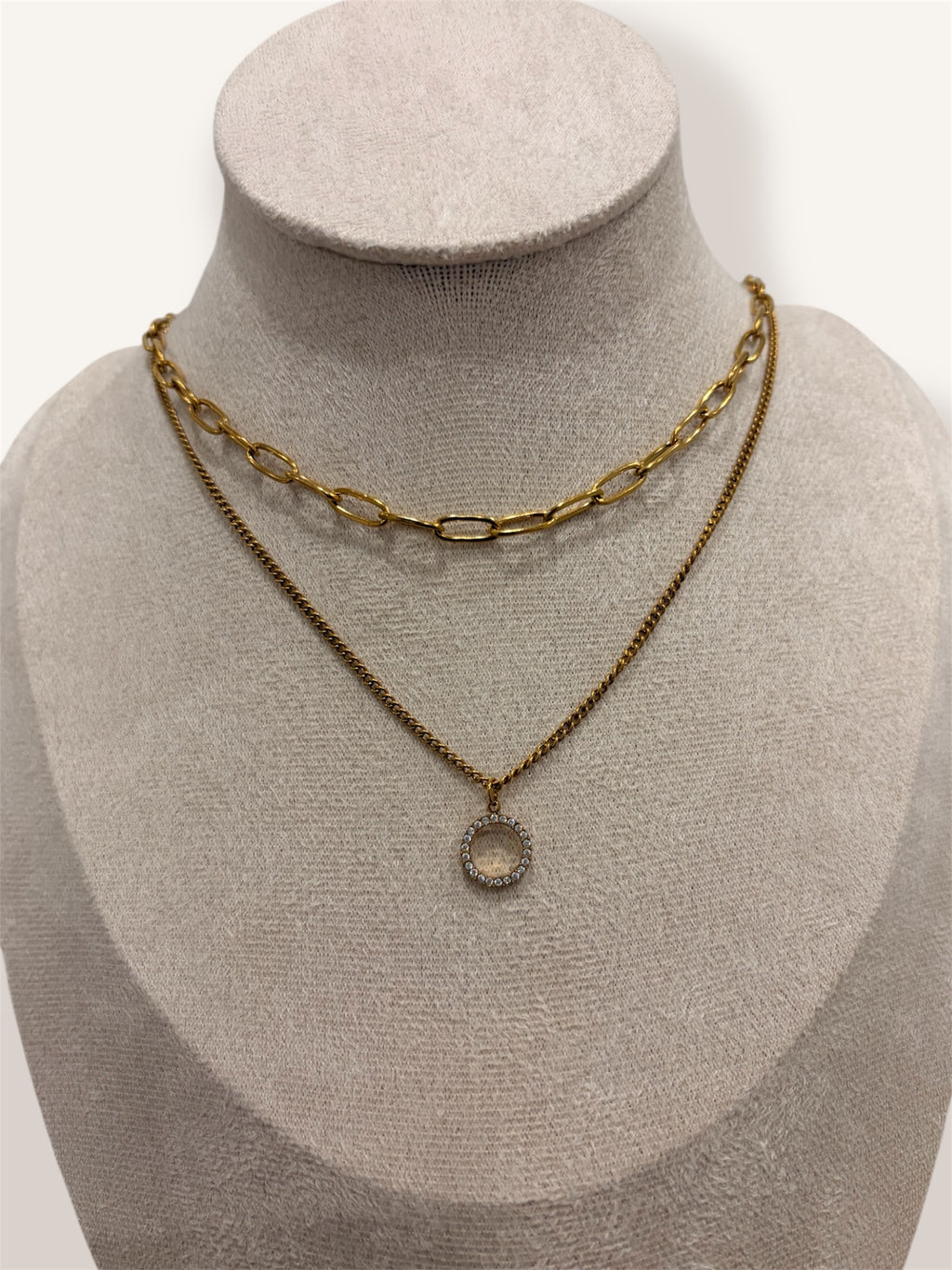 Composition de chaînes dorées avec anneaux en zircon