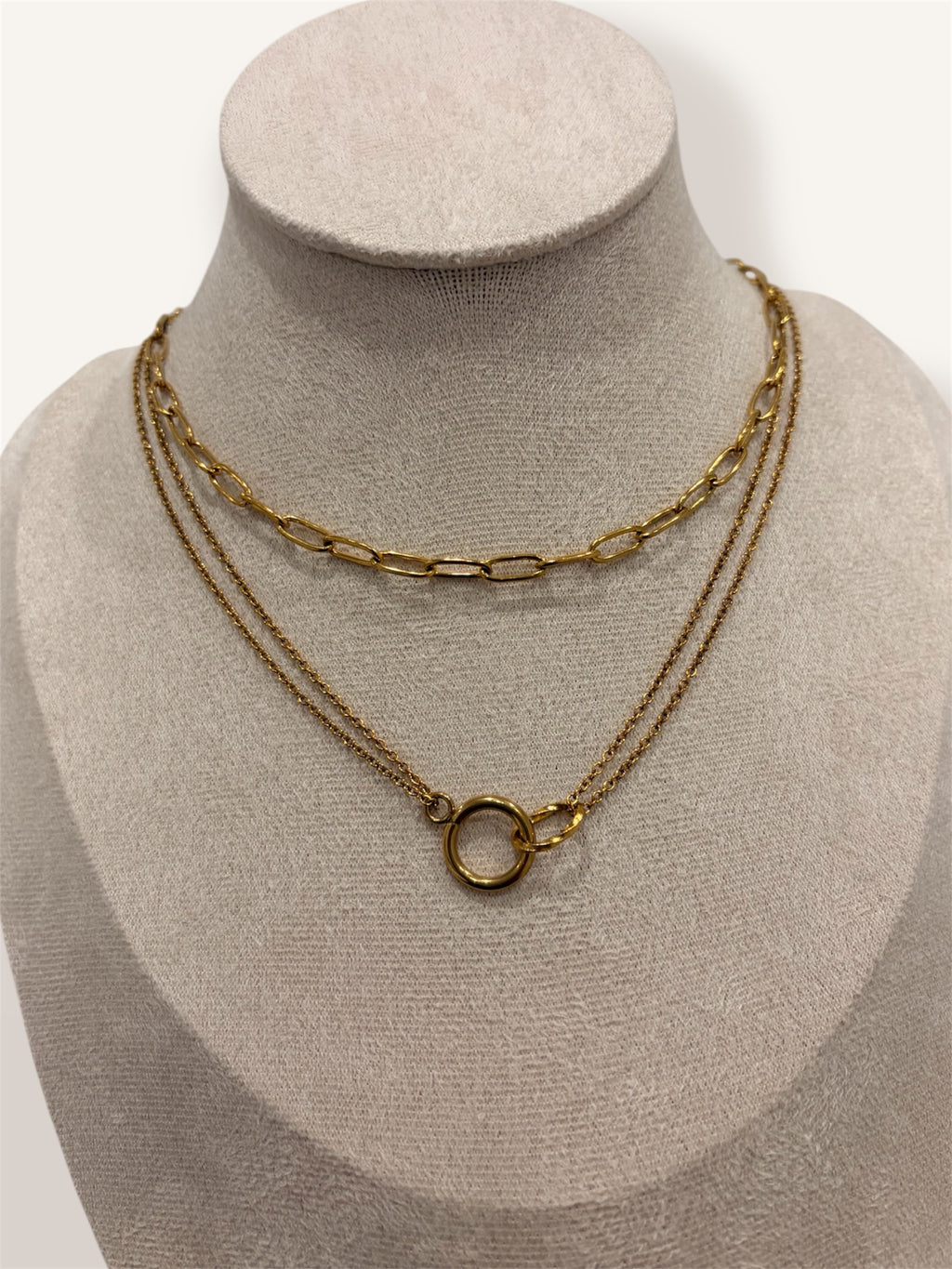 Composition de chaînes dorées avec anneaux entrelacés