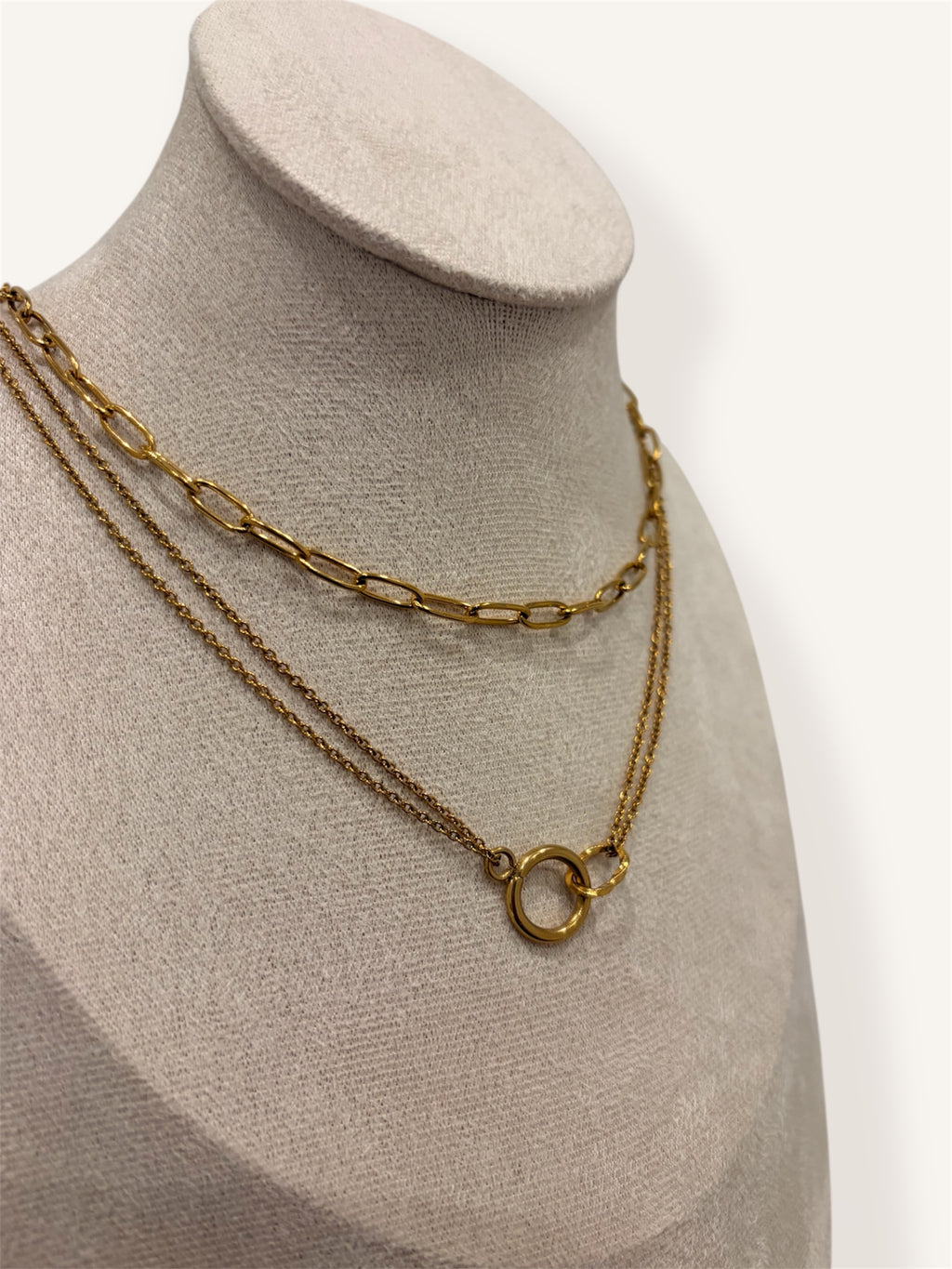 Composition de chaînes dorées avec anneaux entrelacés