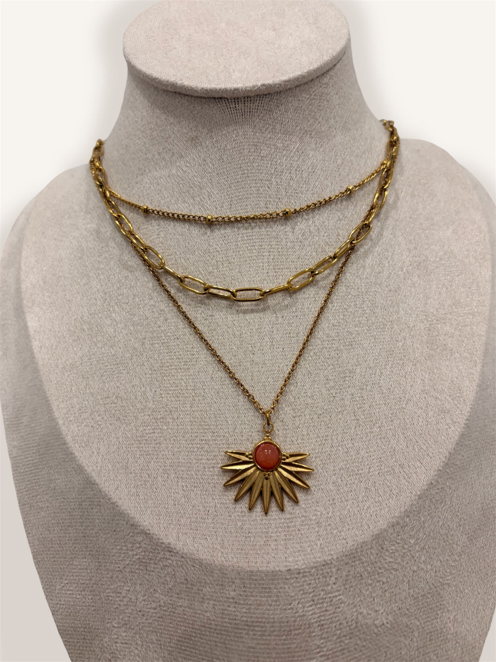 Composition de chaines dorées avec pendentif soleil corail