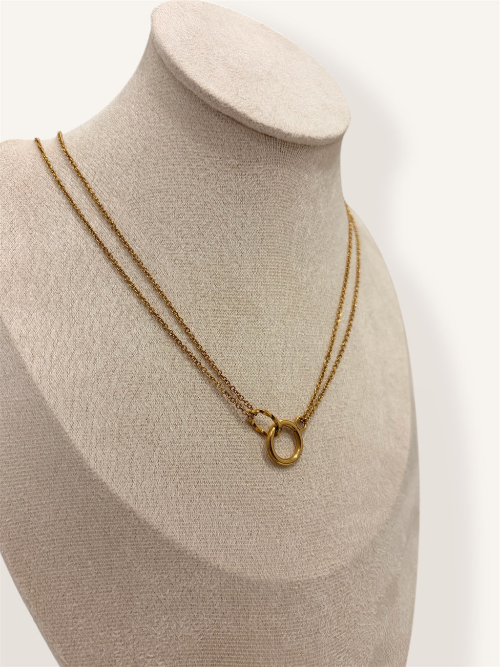 Double chaîne fine avec anneaux entrelaces