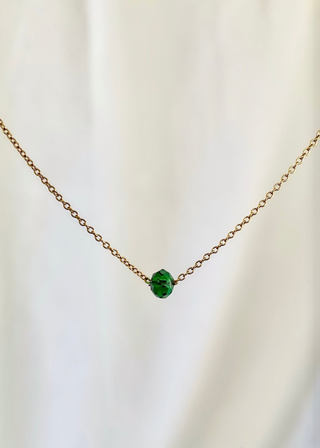 alt="Collier Esmeralda avec perle d’eau douce naturelle porté par une femme
