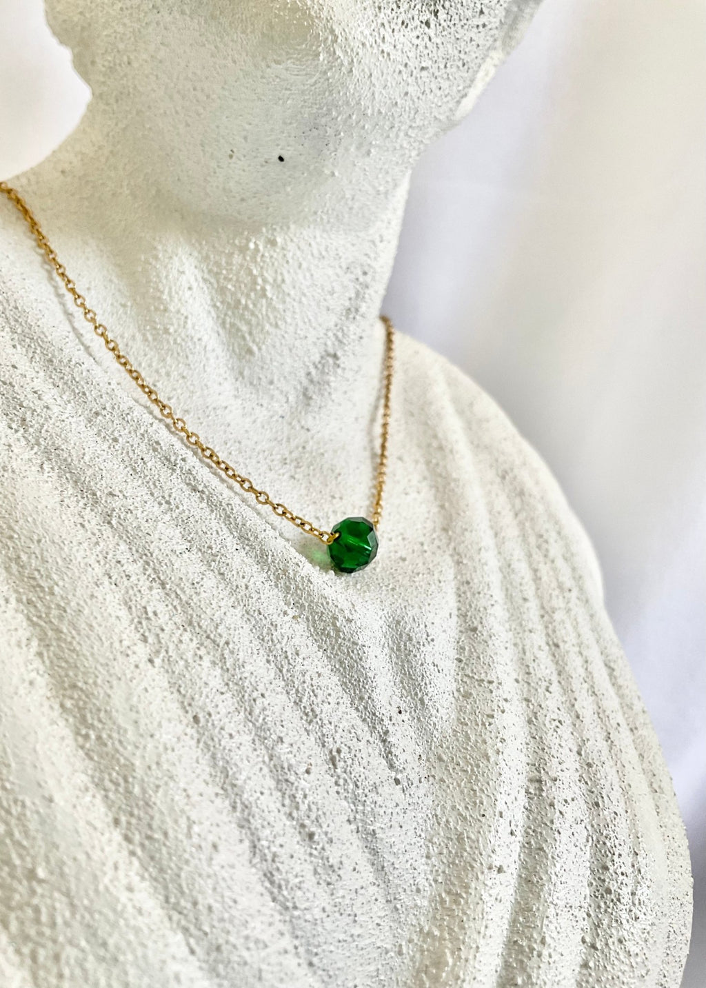 alt="Collier Esmeralda avec perle d’eau douce naturelle porté par une femme